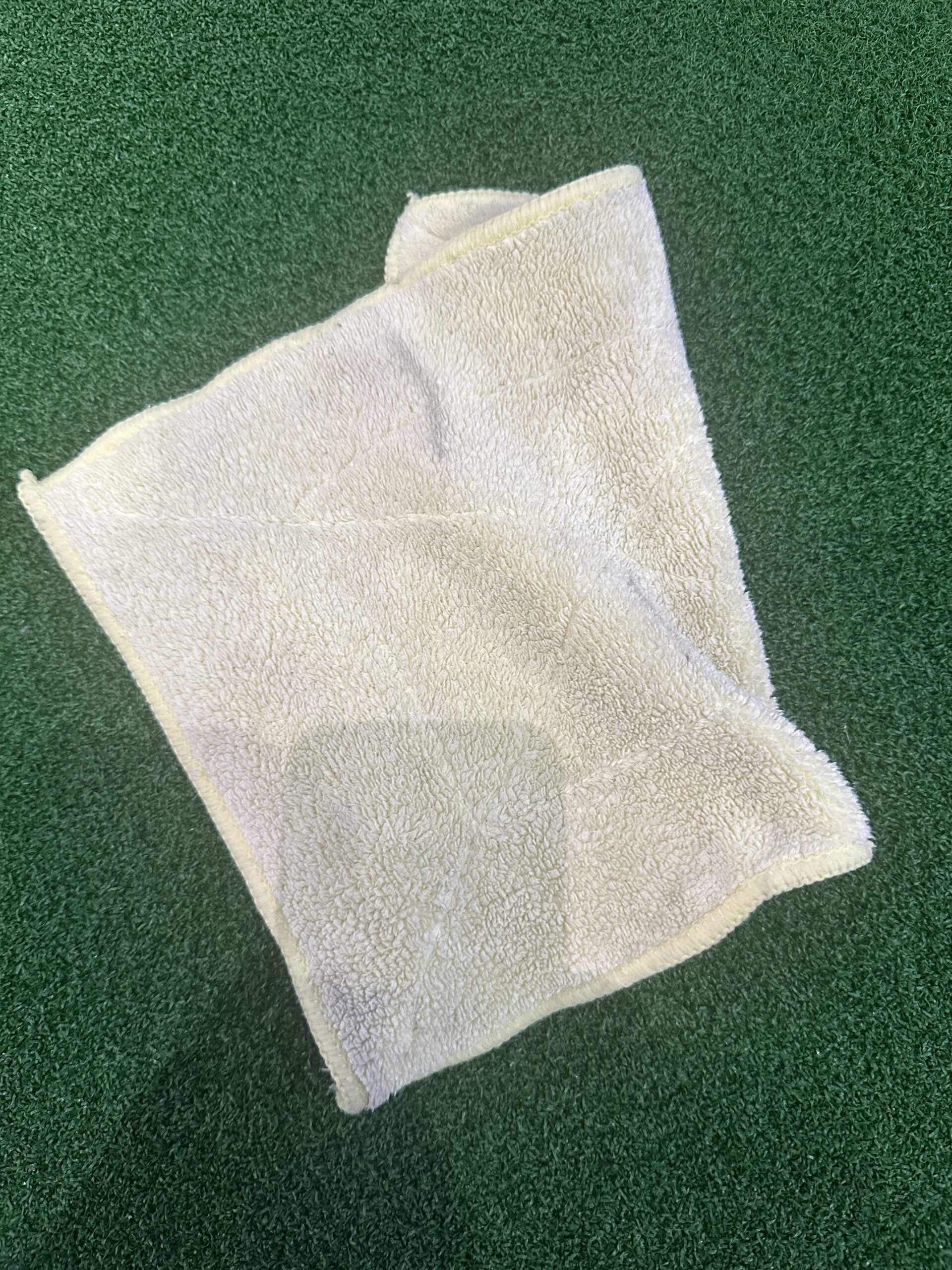 ゴルフクラブの水分を拭き取る